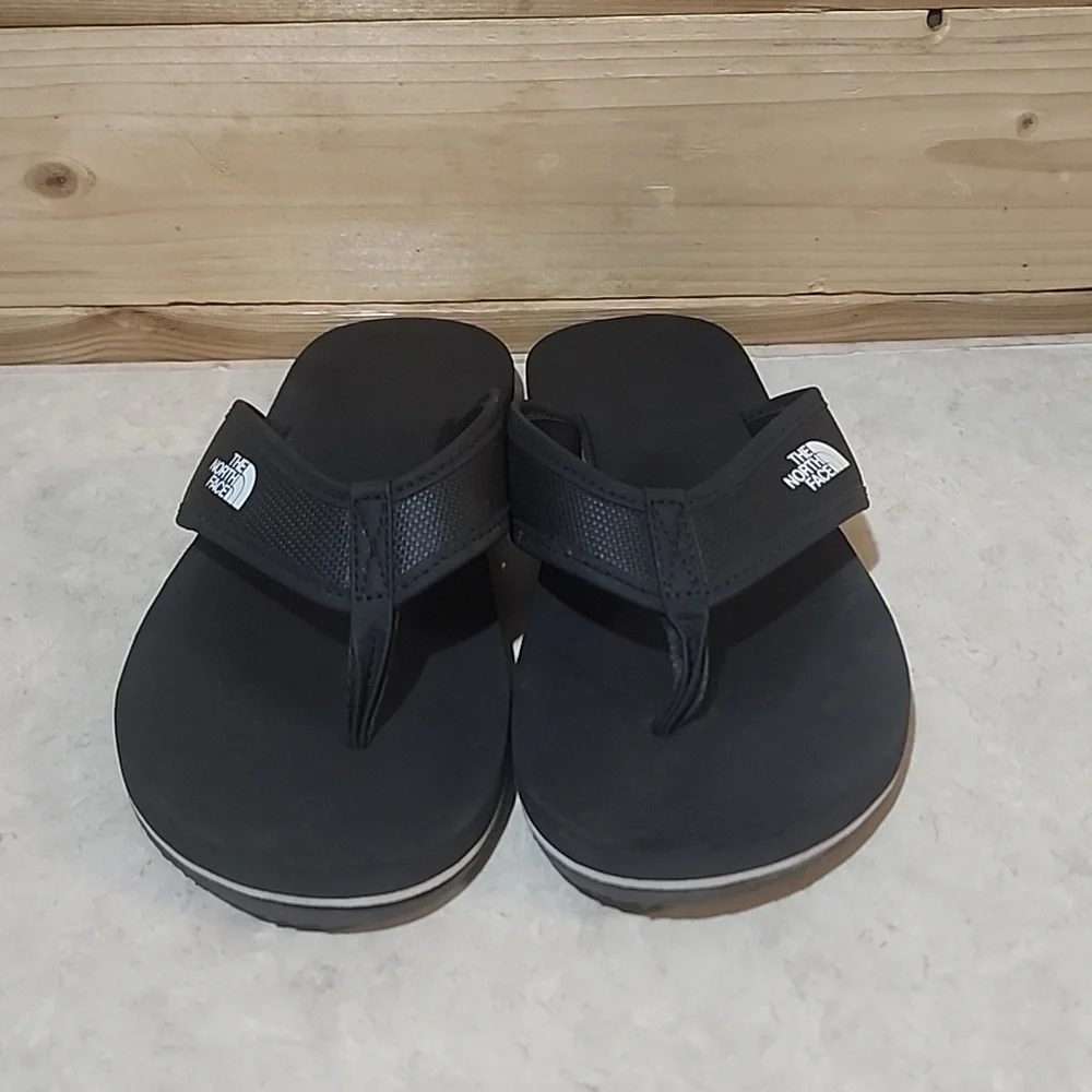 The North Face size 4 sandal Boys